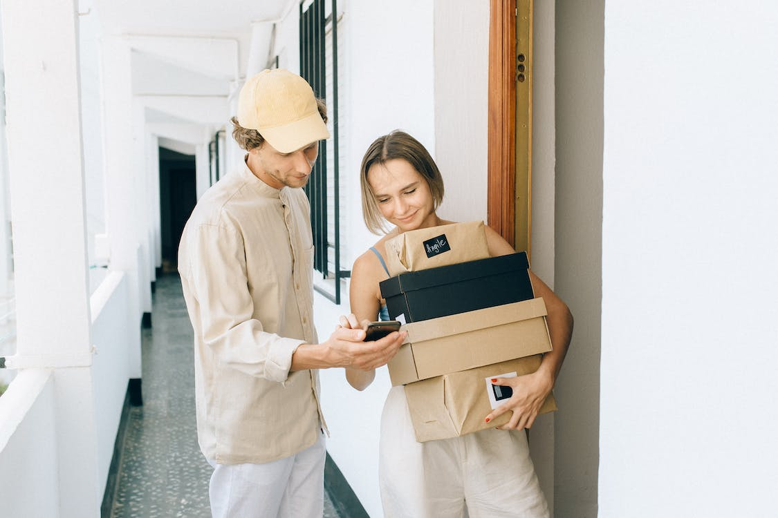 a person receiving parcels. 